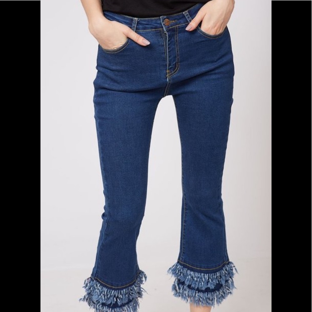 🌟SALE🌟Frayed Hem Capri - Picture 2 of 7